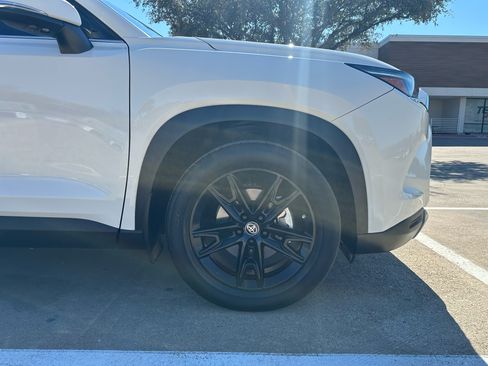 Used 2024 Toyota Grand Highlander AWD image 11