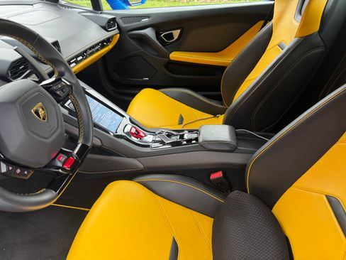 Used 2021 Lamborghini Huracan EVO image 11