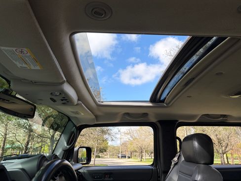 Used 2005 HUMMER H2 SUT Sport Utility Pickup 4D w/ Preferred Equipment Group image 20