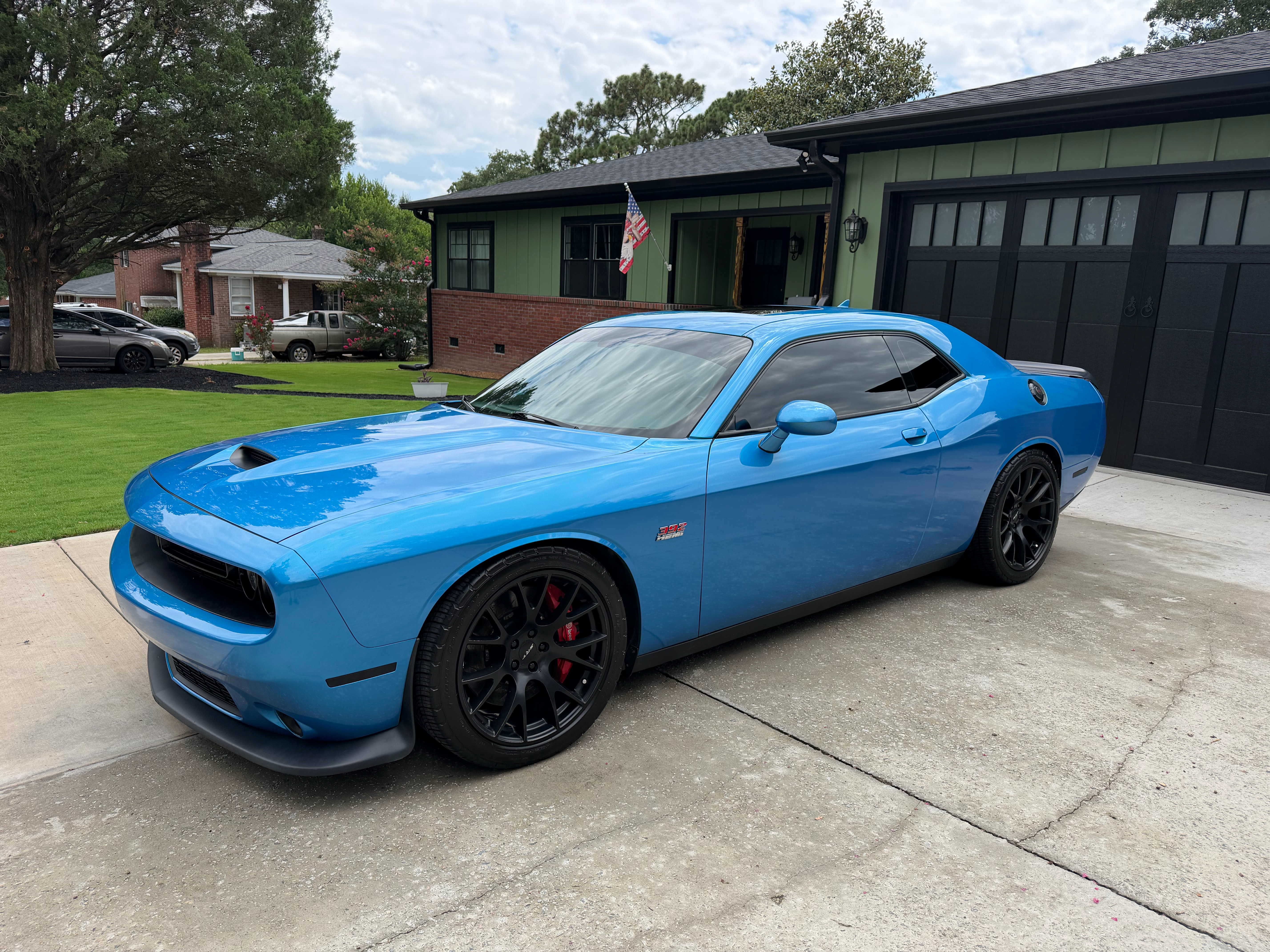 Used 2015 Dodge Challenger SRT RWD image 1