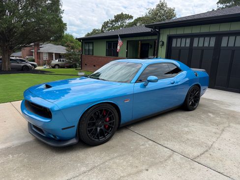 Used 2015 Dodge Challenger SRT RWD image 1