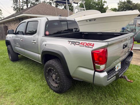 Used 2017 Toyota Tacoma TRD Off-Road w/ Premium & Technology Package AWD/4WD image 11