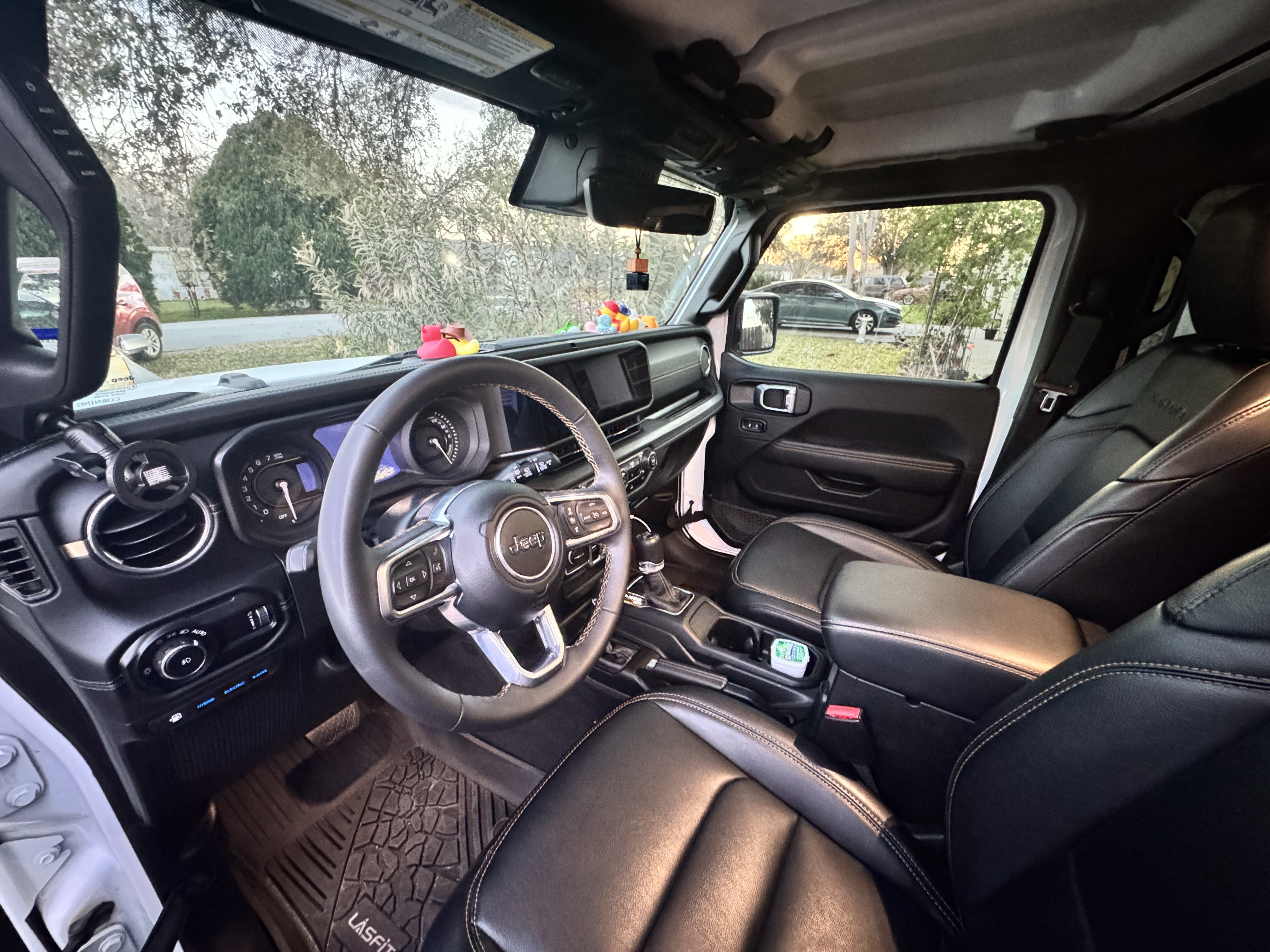 Used 2024 Jeep Wrangler Unlimited Sahara w/ Technology Group AWD/4WD image 8