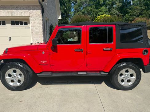 Used 2014 Jeep Wrangler Unlimited Sahara w/ Connectivity Group AWD/4WD image 2