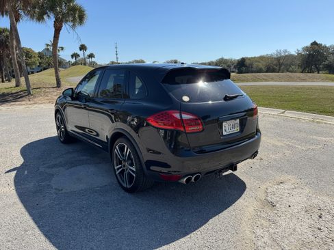 Used 2011 Porsche Cayenne Turbo image 9