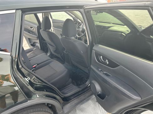 Used 2018 Nissan Rogue SV image 14