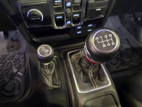 Used 2019 Jeep Wrangler Unlimited Sahara image 6