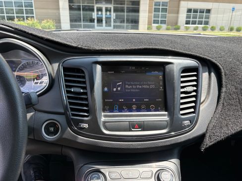 Used 2016 Chrysler 200 Limited FWD image 10