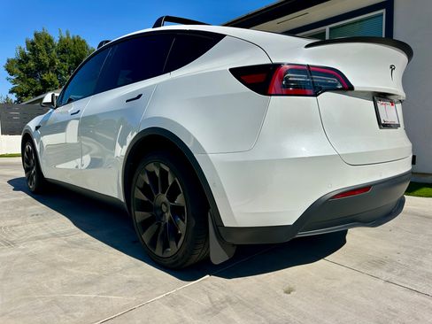 Used 2022 Tesla Model Y Long Range image 13