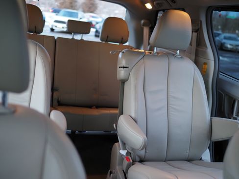 Used 2014 Toyota Sienna XLE image 10