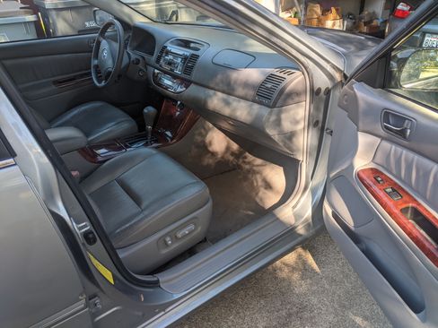 Used 2005 Toyota Camry XLE image 9