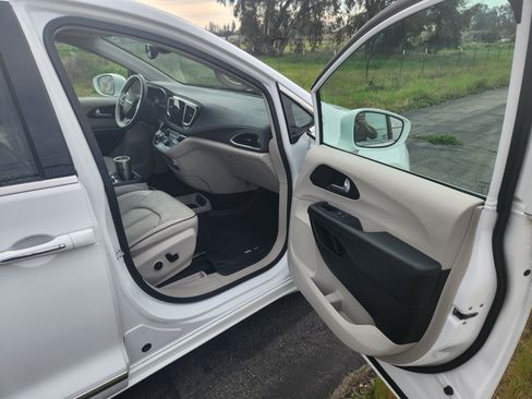 Used 2018 Chrysler Pacifica Limited w/ Tire & Wheel Group image 6