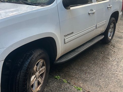 Used 2013 GMC Yukon SLT w/ SLT-2 Equipment Package image 1