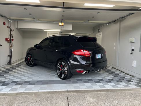 Used 2014 Porsche Cayenne Turbo S image 6