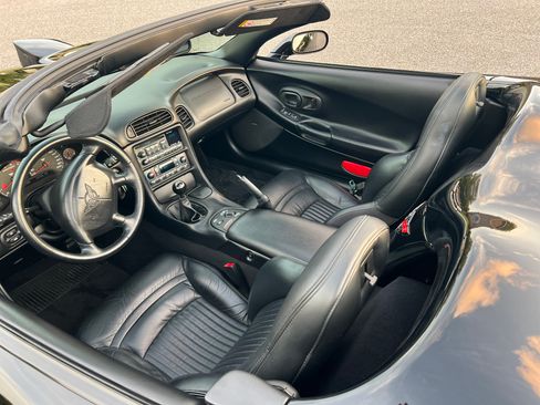 Used 2001 Chevrolet Corvette Convertible w/ Preferred Equipment Group2 RWD image 32
