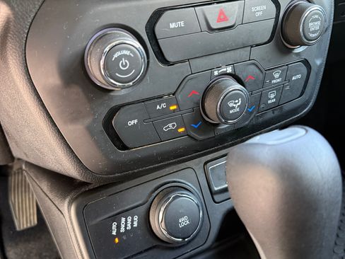 Used 2018 Jeep Renegade Sport w/ Power & Air Group AWD/4WD image 11