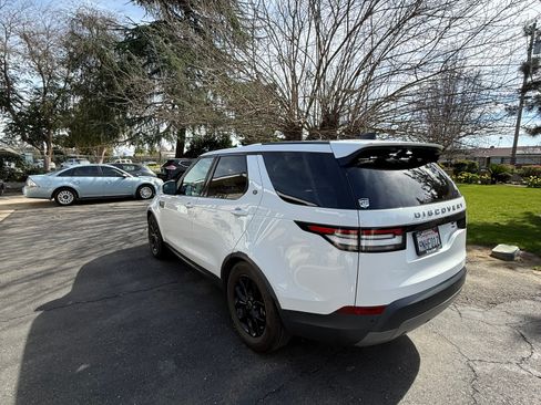 Used 2018 Land Rover Discovery SE image 9