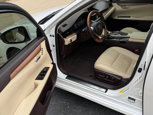 Used 2016 Lexus ES 300h w/ Navigation System Package image 12