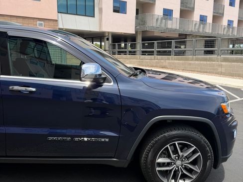 Used 2018 Jeep Grand Cherokee Limited AWD/4WD image 9