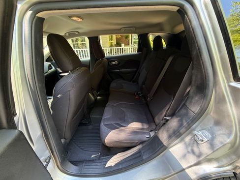 Used 2016 Jeep Cherokee Latitude AWD/4WD image 9