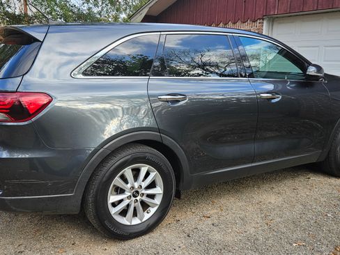 Used 2020 Kia Sorento LX image 2