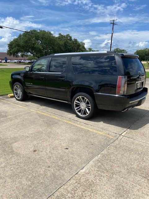 Used 2013 Cadillac Escalade ESV Premium RWD image 2