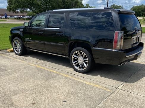 Used 2013 Cadillac Escalade ESV Premium RWD image 2