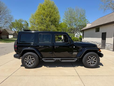 Used 2024 Jeep Wrangler Unlimited Sahara w/ Technology Group AWD/4WD image 5