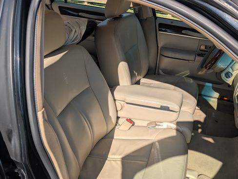 Used 2008 Lincoln Town Car Signature Limited image 10