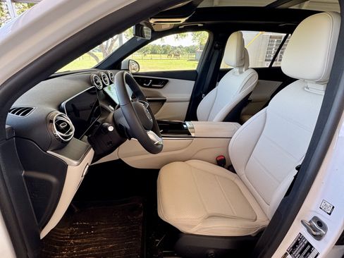 Used 2025 Mercedes-Benz GLC 350e 4MATIC image 8