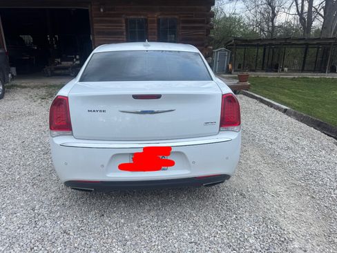 Used 2018 Chrysler 300 Limited w/ Safetytec Plus Group image 2