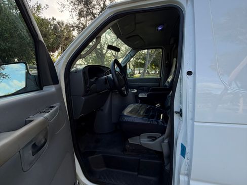 Used 2004 Ford E-350 and Econoline 350 Extended Super Duty image 10