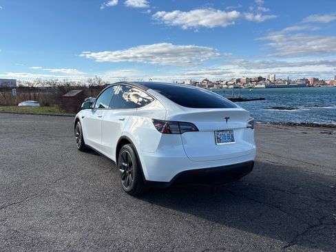 Used 2021 Tesla Model Y Long Range image 10