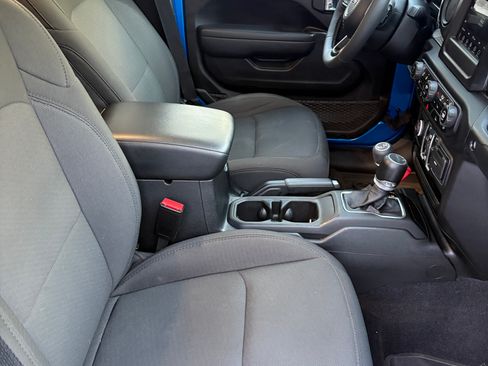 Used 2023 Jeep Gladiator Sport image 6