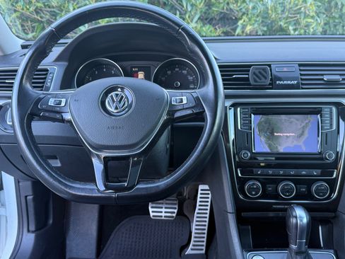 Used 2019 Volkswagen Passat 2.0T SE R-Line image 2