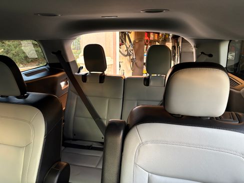 Used 2021 Ford Explorer XLT w/ Equipment Group 202A image 9