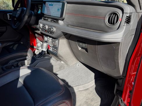 Used 2024 Jeep Wrangler Unlimited Rubicon w/ Technology Group image 12