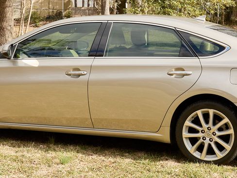 Used 2013 Toyota Avalon Limited image 2
