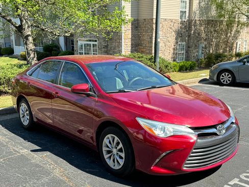 Used 2015 Toyota Camry LE image 1