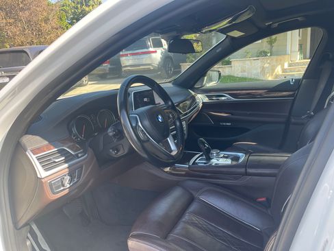 Used 2017 BMW 740i image 2