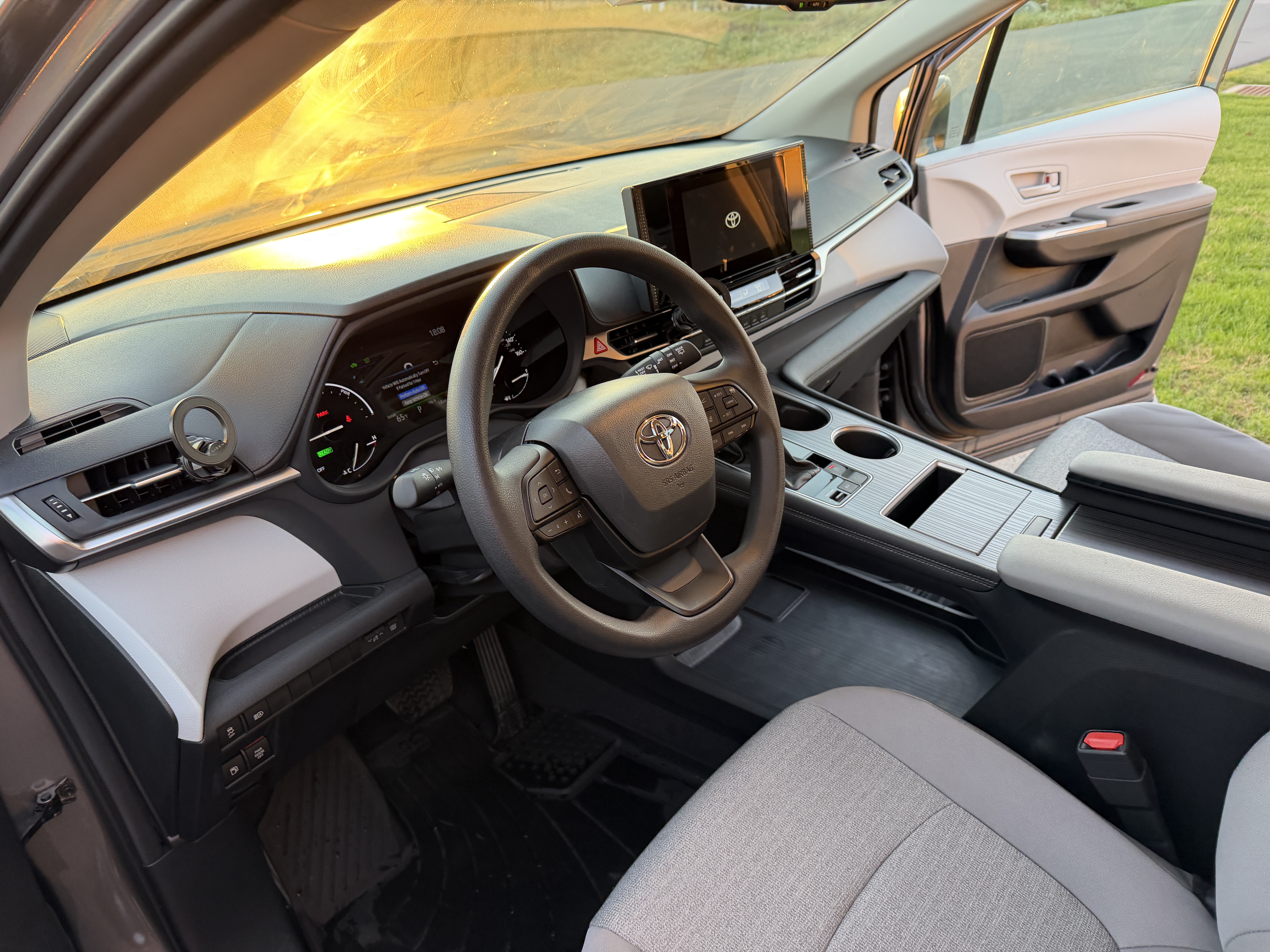 Used 2026 Toyota Sienna LE FWD image 18