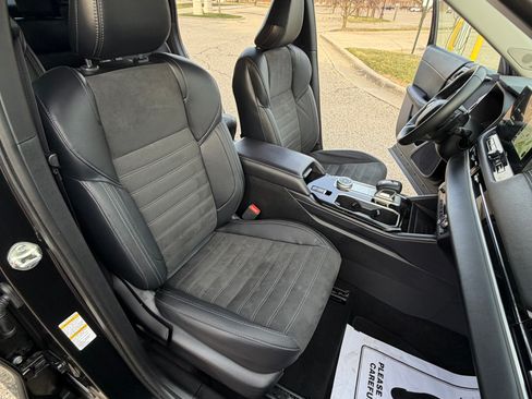 Used 2025 Mitsubishi Outlander SE image 18