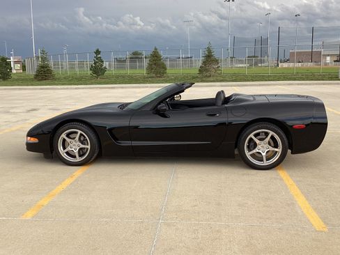 Used 2001 Chevrolet Corvette Convertible w/ Preferred Equipment Group2 RWD image 1