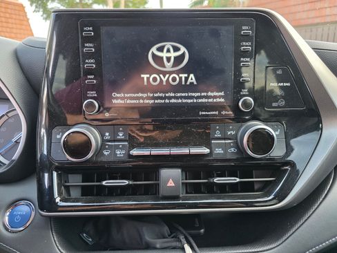 Used 2022 Toyota Highlander XLE image 11