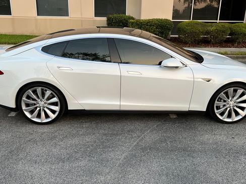 Used 2015 Tesla Model S 70D image 2