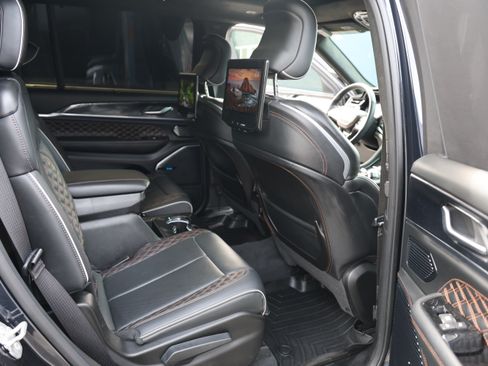 Used 2023 Jeep Grand Cherokee L Summit AWD/4WD image 21