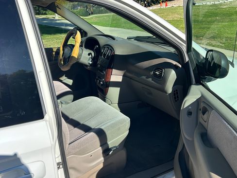 Used 2001 Chrysler Town & Country EX image 17