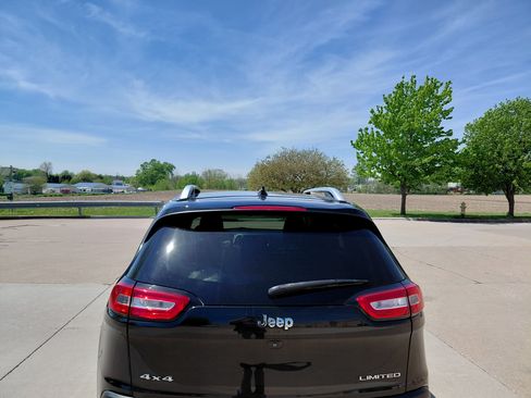 Used 2015 Jeep Cherokee Limited w/ Luxury Group AWD/4WD image 5