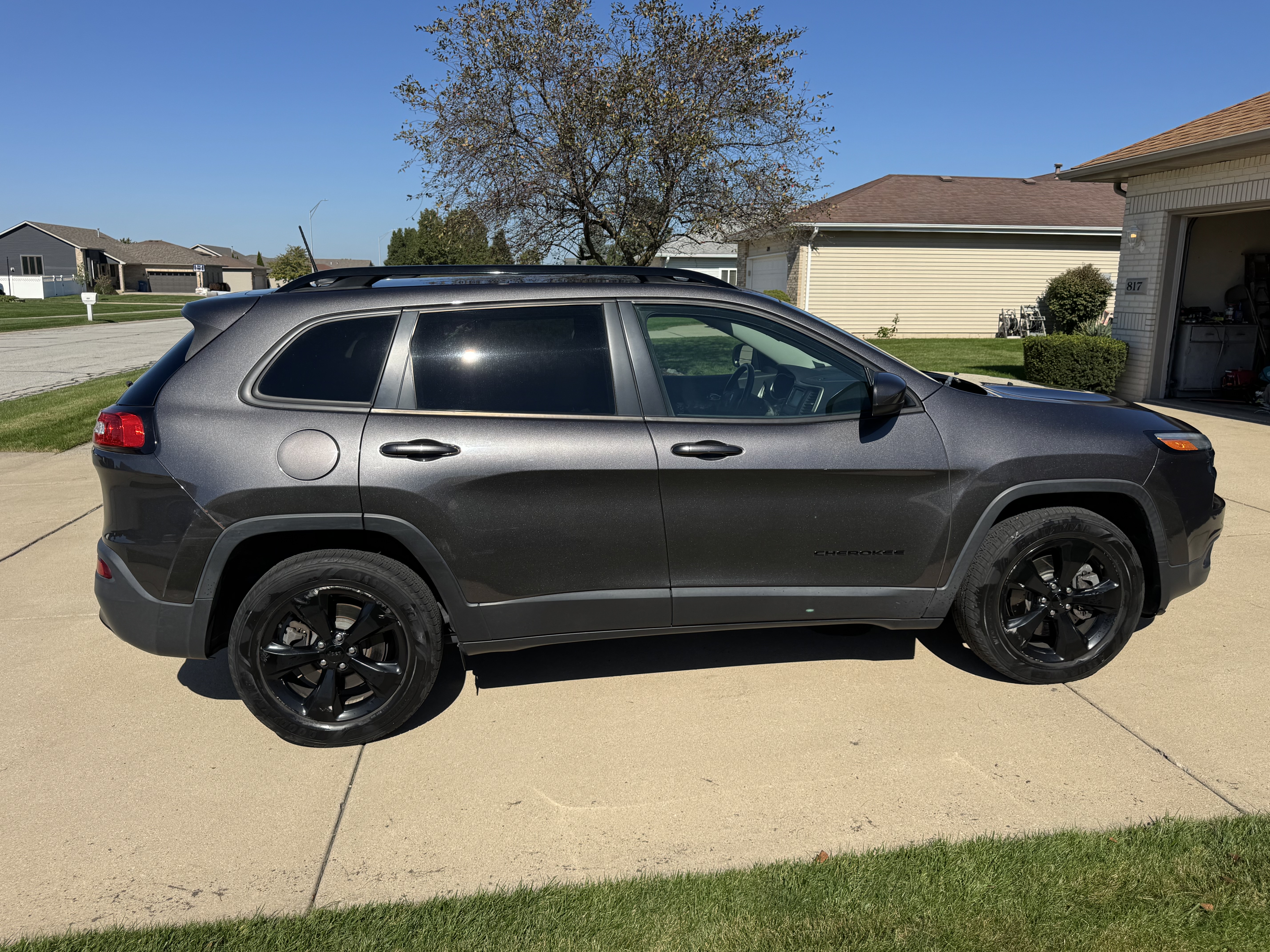 Used 2018 Jeep Cherokee Latitude w/ Altitude Package AWD/4WD image 9