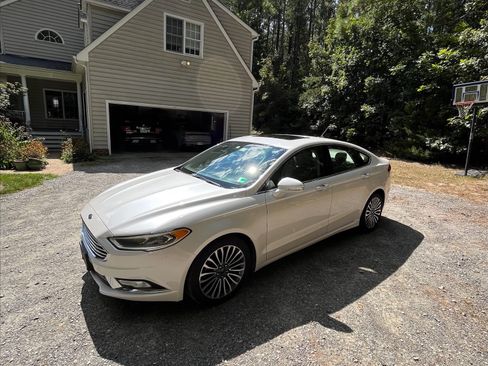 Used 2017 Ford Fusion SE w/ Fusion SE Technology Package image 5